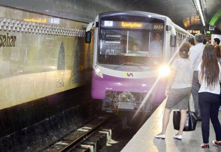 Bakı metrosunda intihara cəhd - Sevdiyi oğlana görə