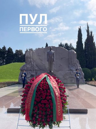 Lukaşenko Heydər Əliyevin məzarını ziyarət etdi - FOTO